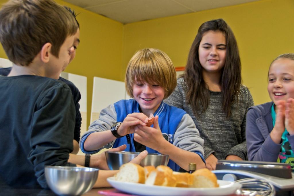 Enfants autour d'une table apprennent la cuisine